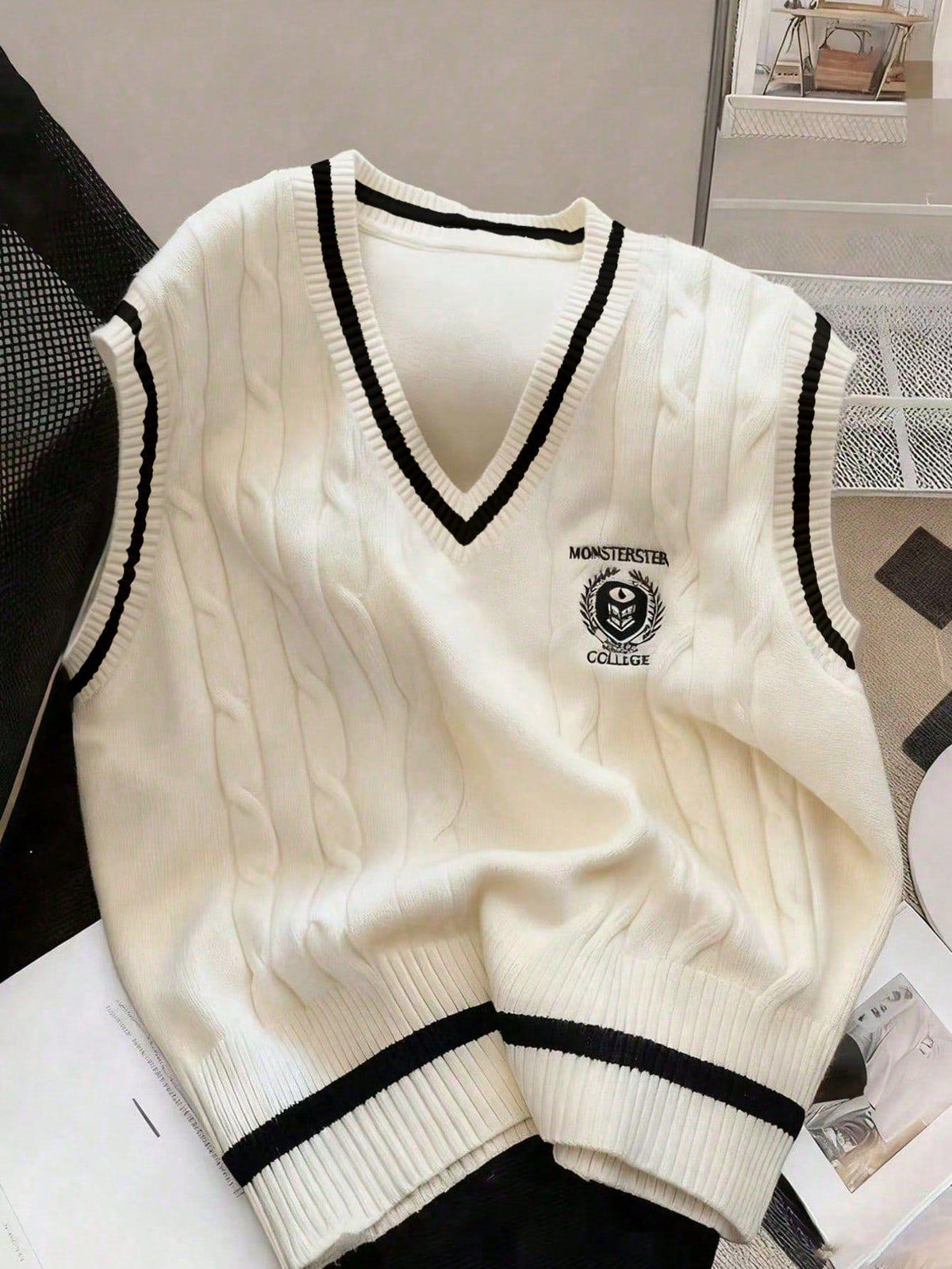 Men'S Embroidered Cable Knit V‑Neck Sweater Vest